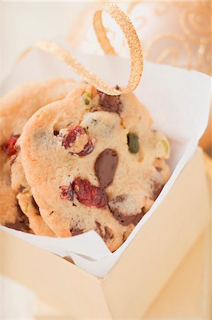 Chocolate chip cookies with cranberries to give as a gift Stock Photo - Premium Royalty-Free, Code: 659-03524806