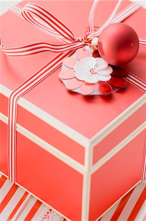 simsearch:659-03533706,k - Red box with Christmas decorations Stock Photo - Premium Royalty-Free, Code: 659-03524821