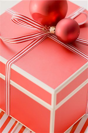 simsearch:659-03533706,k - Red box with Christmas decorations Stock Photo - Premium Royalty-Free, Code: 659-03524822