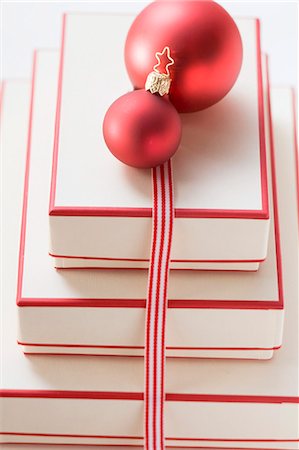 simsearch:659-03533706,k - Red and white boxes, red Christmas baubles and ribbon Stock Photo - Premium Royalty-Free, Code: 659-03524823