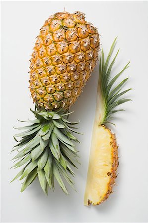 simsearch:659-03535911,k - Whole pineapple with wedge of pineapple Foto de stock - Sin royalties Premium, Código: 659-03524849