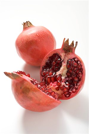 simsearch:659-03525999,k - Two pomegranates, one whole and one halved Stock Photo - Premium Royalty-Free, Code: 659-03524852