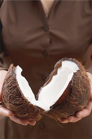 simsearch:659-02213538,k - Woman holding halved coconut Foto de stock - Sin royalties Premium, Código: 659-03524860