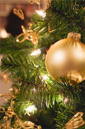 simsearch:659-03524584,k - Gold Christmas tree ornament and fairy lights Stock Photo - Premium Royalty-Free, Code: 659-03524945