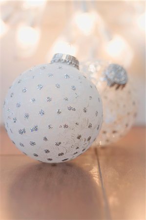 simsearch:659-01850371,k - Two different Christmas tree baubles Foto de stock - Sin royalties Premium, Código: 659-03524947