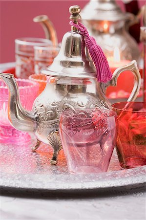 Silver teapot, glasses and windlights on tray Fotografie stock - Premium Royalty-Free, Codice: 659-03524951