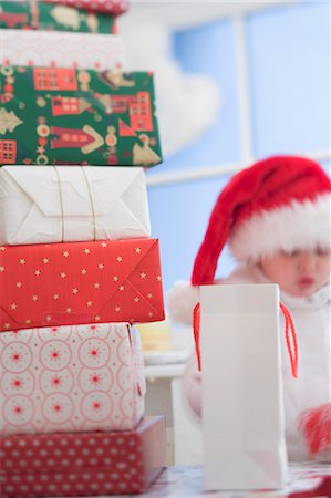 simsearch:659-03526806,k - Un tas de cadeaux de Noël, enfant en chapeau de père Noël Photographie de stock - Premium Libres de Droits, Code: 659-03524965
