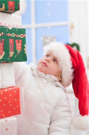 simsearch:659-03526806,k - Un tas de cadeaux de Noël, enfant en chapeau de père Noël Photographie de stock - Premium Libres de Droits, Code: 659-03524966