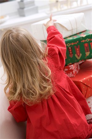simsearch:659-03526806,k - Petite fille en face du tas de colis de Noël Photographie de stock - Premium Libres de Droits, Code: 659-03524976