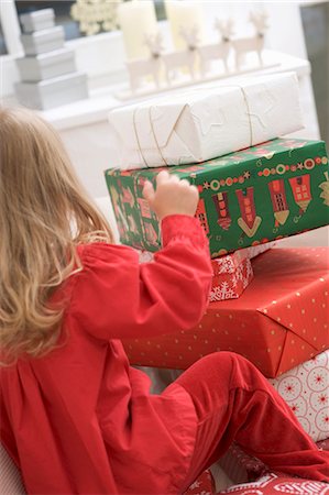 simsearch:659-03533706,k - Small girl in front of a pile of Christmas parcels Stock Photo - Premium Royalty-Free, Code: 659-03524977