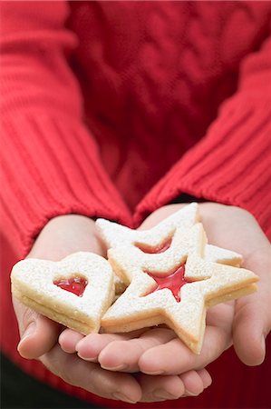 Hands holding jam biscuits Foto de stock - Sin royalties Premium, Código: 659-03525073