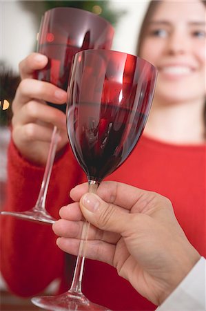 simsearch:659-01864019,k - Femmes tinter les verres de vin (Noël) Photographie de stock - Premium Libres de Droits, Code: 659-03525104