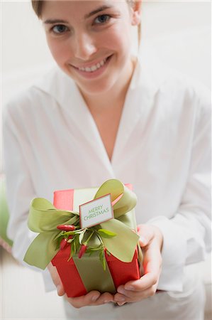 simsearch:659-03526806,k - Jeune femme tenant des cadeaux de Noël Photographie de stock - Premium Libres de Droits, Code: 659-03525123