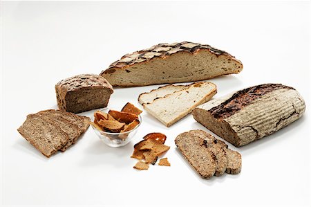 Loaves of wood-oven bread, partly sliced, & toasted bread Foto de stock - Sin royalties Premium, Código: 659-03525148