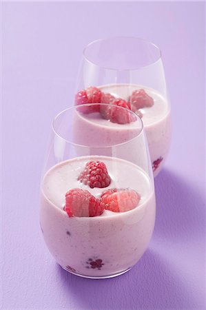 simsearch:659-01848737,k - Raspberry yoghurt in two glasses Foto de stock - Sin royalties Premium, Código: 659-03525163