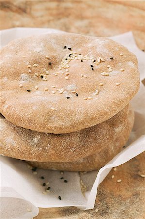 simsearch:659-03530672,k - Flatbread with sesame seeds, stacked Stock Photo - Premium Royalty-Free, Code: 659-03525187