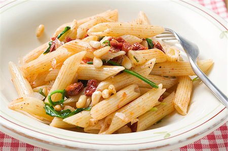 Penne with dried tomatoes and pine nuts Foto de stock - Sin royalties Premium, Código: 659-03525198