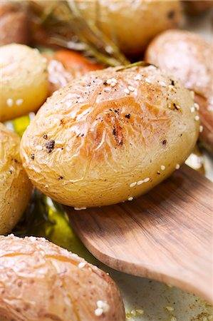 simsearch:659-03533399,k - Baked potatoes in roasting tin (close-up) Foto de stock - Sin royalties Premium, Código: 659-03525203