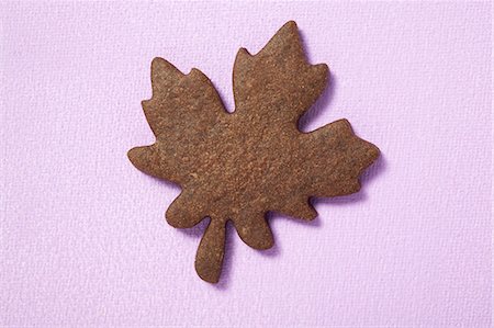 simsearch:659-03533664,k - Biscuit in the shape of a maple leaf Fotografie stock - Premium Royalty-Free, Codice: 659-03525222