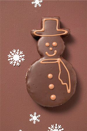 simsearch:659-07597590,k - Snowman biscuit with chocolate icing on brown background Stock Photo - Premium Royalty-Free, Code: 659-03525236