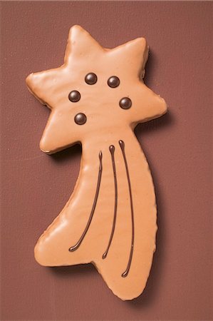 simsearch:659-07597590,k - Shooting star biscuit with chocolate icing on brown background Stock Photo - Premium Royalty-Free, Code: 659-03525237