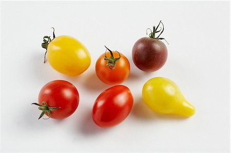 simsearch:659-03525278,k - Tomatoes of various colours on white background Foto de stock - Royalty Free Premium, Número: 659-03525278