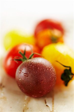 simsearch:659-01848974,k - Tomatoes of various colours with drops of water Foto de stock - Royalty Free Premium, Número: 659-03525280