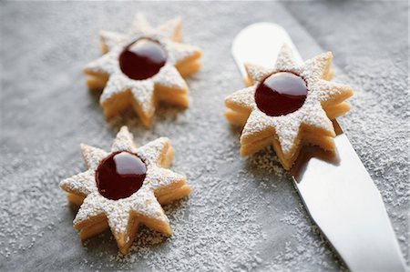 simsearch:659-01860790,k - Three jam biscuits with icing sugar Fotografie stock - Premium Royalty-Free, Codice: 659-03525283