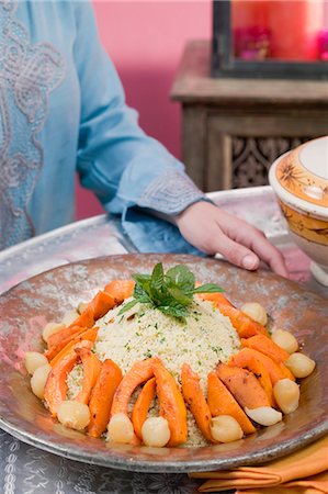 simsearch:659-01861420,k - Woman serving couscous with pumpkin, mint and onions Foto de stock - Royalty Free Premium, Número: 659-03525317