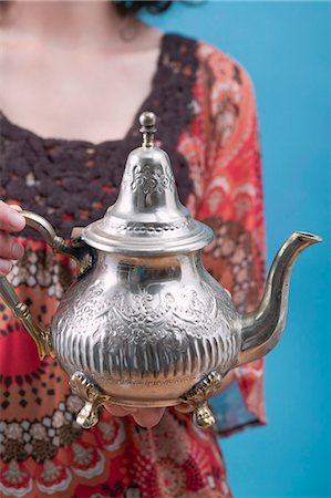 Woman holding Middle Eastern teapot Foto de stock - Sin royalties Premium, Código: 659-03525310