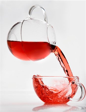 Pouring fruit tea from glass jug into cup Stock Photo - Premium Royalty-Free, Code: 659-03525336