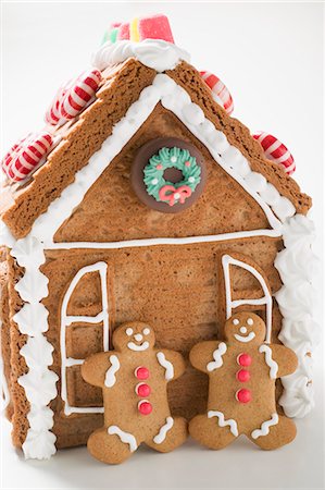Gingerbread house with two gingerbread men Fotografie stock - Premium Royalty-Free, Codice: 659-03525345