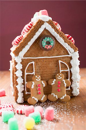 Gingerbread house with two gingerbread men Fotografie stock - Premium Royalty-Free, Codice: 659-03525346