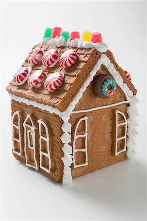 Gingerbread house with peppermints Fotografie stock - Premium Royalty-Free, Codice: 659-03525343