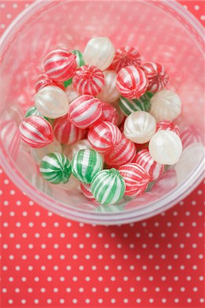 simsearch:659-01861491,k - Assorted peppermints (overhead view) Stock Photo - Premium Royalty-Free, Code: 659-03525381