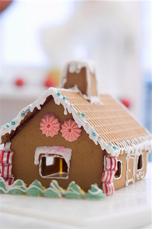 Decorated gingerbread house Fotografie stock - Premium Royalty-Free, Codice: 659-03525427