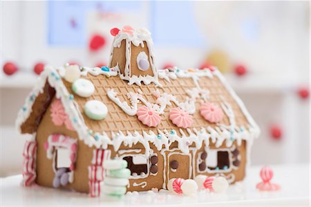 Decorated gingerbread house Fotografie stock - Premium Royalty-Free, Codice: 659-03525431