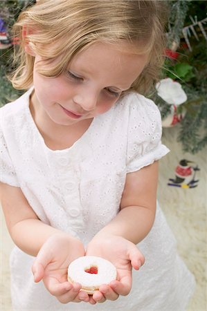 Petite fille tenant un biscuit confiture Photographie de stock - Premium Libres de Droits, Code: 659-03525445