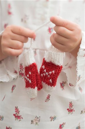 simsearch:659-01866475,k - Small girl holding knitted mittens Fotografie stock - Premium Royalty-Free, Codice: 659-03525451