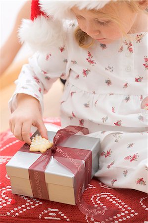 Small girl sitting beside Christmas gift Stock Photo - Premium Royalty-Free, Code: 659-03525465