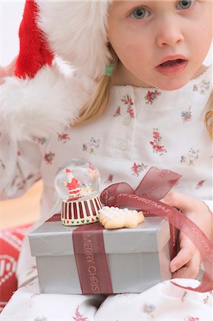 simsearch:659-03533706,k - Small girl holding Christmas gifts Stock Photo - Premium Royalty-Free, Code: 659-03525462