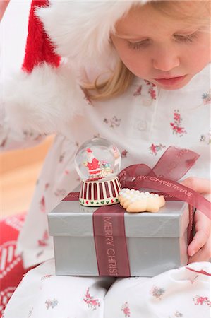 simsearch:659-03521663,k - Small girl holding Christmas gifts Foto de stock - Sin royalties Premium, Código: 659-03525463