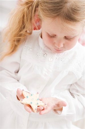 pasteles de navidad - Small girl holding Christmas biscuit Foto de stock - Sin royalties Premium, Código: 659-03525476