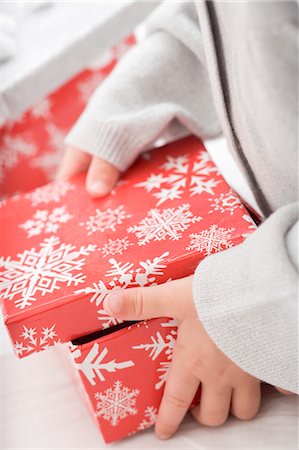 simsearch:659-03529405,k - Small girl opening box with snowflake motifs Fotografie stock - Premium Royalty-Free, Codice: 659-03525489