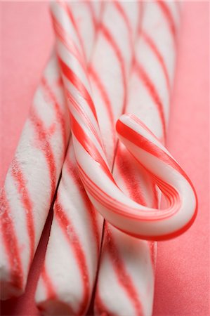 simsearch:659-03525397,k - Red and white striped candy canes Foto de stock - Royalty Free Premium, Número: 659-03525575