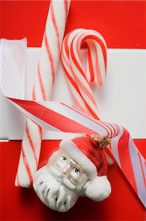 simsearch:659-03525376,k - Weihnachten Paket mit Zuckerstangen & Weihnachtsbaum ornament Stockbilder - Premium RF Lizenzfrei, Bildnummer: 659-03525582