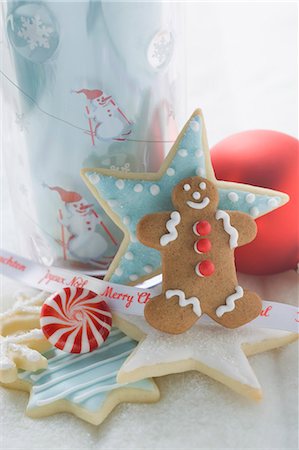 simsearch:659-06306381,k - Biscuits de Noël, de menthe poivrée et de décoration de Noël Photographie de stock - Premium Libres de Droits, Code: 659-03525624