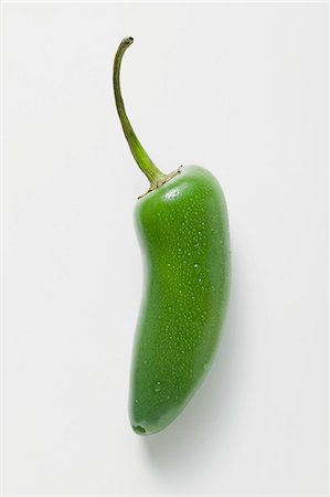 simsearch:659-03525721,k - Piment vert (Jalapeño) avec des gouttes d'eau Photographie de stock - Premium Libres de Droits, Code: 659-03525695