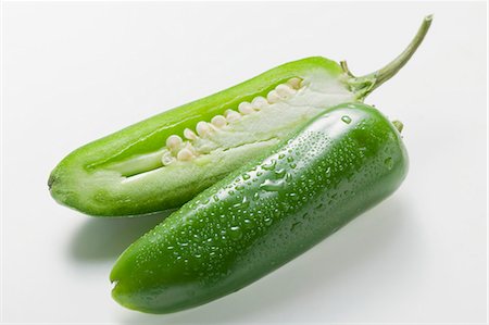 Green chilli with drops of water, halved Stock Photo - Premium Royalty-Free, Code: 659-03525704