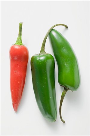 pimiento chipotle - One red and two green chillies Foto de stock - Sin royalties Premium, Código: 659-03525700